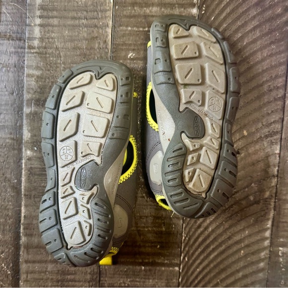 KEEN Kids Unisex Sandals Size 11 – Gray & Yellow Water Shoes, Outdoor Summer San - Picture 5 of 6
